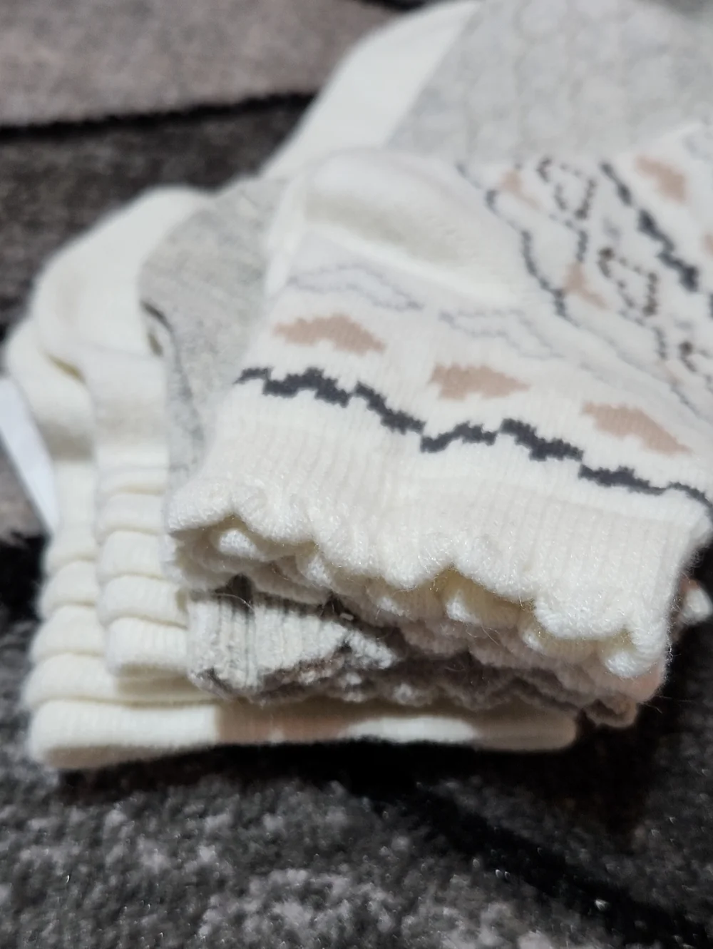 MUK LUKS 3-PAIRS WOOL-BLEND TIER ANKLE MINI CREW SOCKS IVORY/GRAY/HEART PRINT